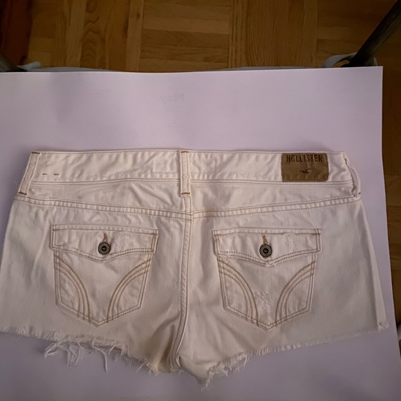Distressed white short shorts - Picture 2 of 3